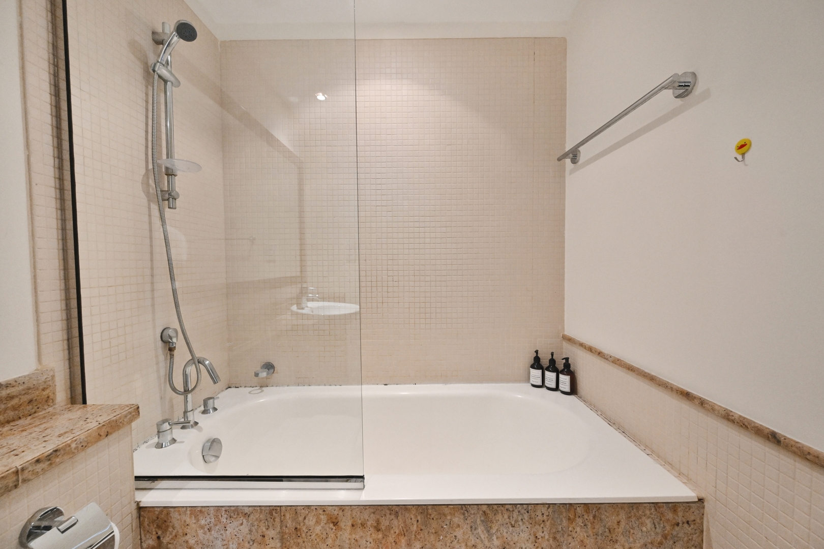 Steps from Dubai Mall: Apartment with Pool & Sauna 40 bebalmy.ae