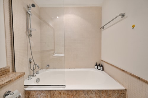 Steps from Dubai Mall: Apartment with Pool & Sauna, photo 41 of 51