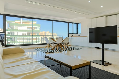 Paseo Marítimo, mar azul y descanso total