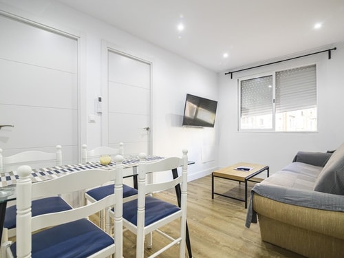 Explora Málaga desde un piso con estilo