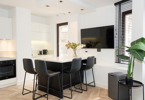 Central & Modern 2BD Apartment with Balcony 1 Flat Manager Booking