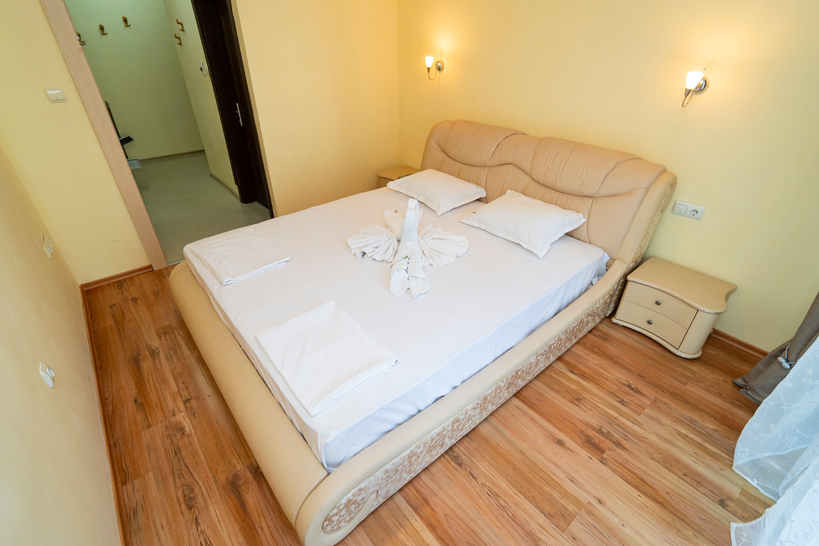 The Family Courtyard - LARGE 2BD Apartment 11 Flat Manager Booking
