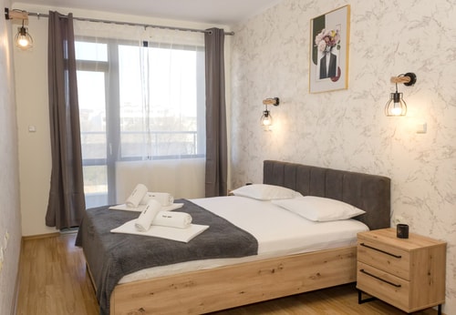 Bright 1-bedroom Flat with Balcony in Golden Sands 17 Flat Manager Booking