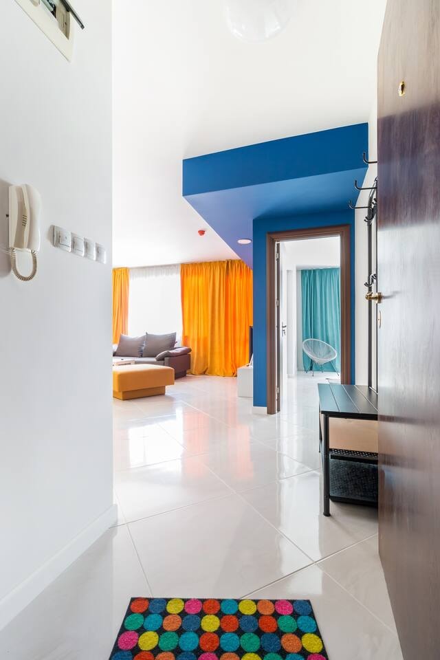 Pop your C-O-L-O-R-S - Funky and Modern 1BDR. Apt. 10 Flat Manager Booking