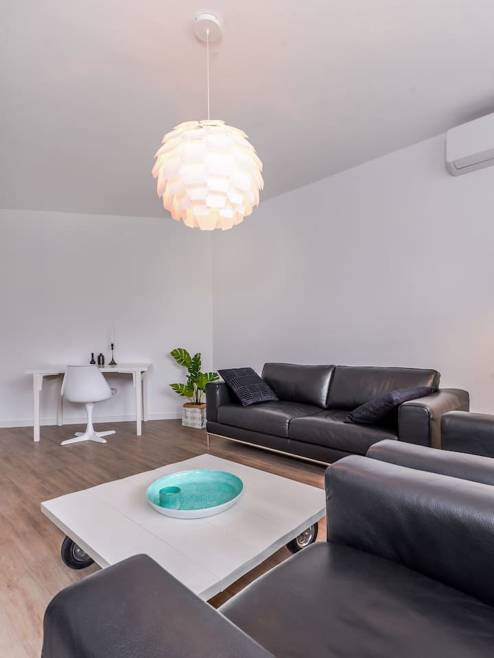 66 Apartment - Stylish Two Bedroom in Lozenets 8 Flat Manager Booking