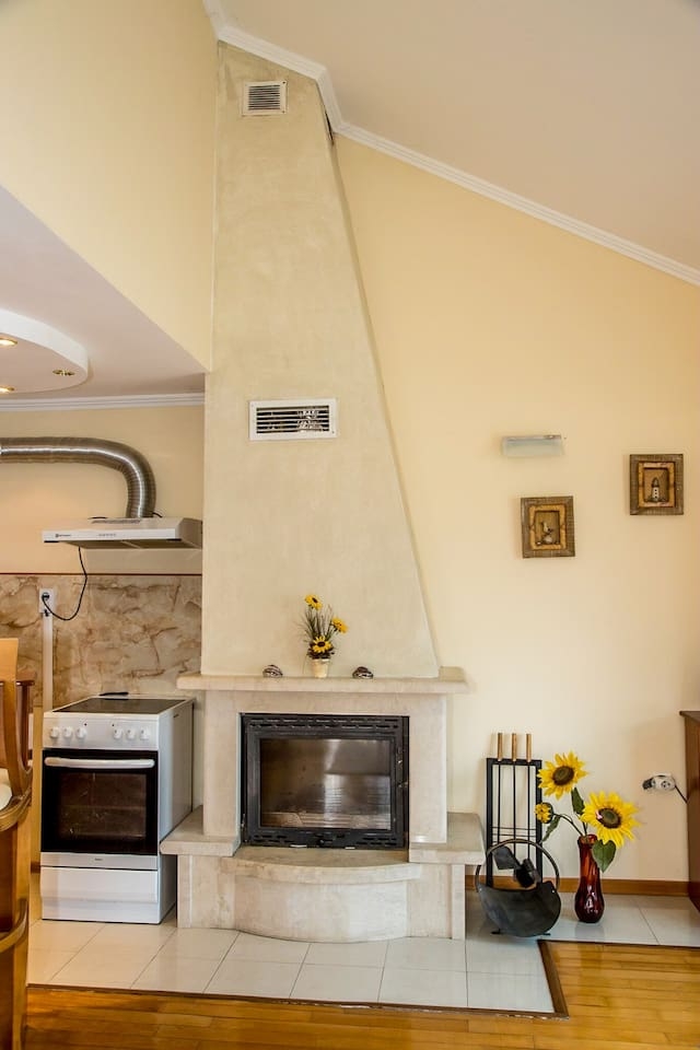Spacious & Sunny Maisonette w/ Terrace near Centre 7 Flat Manager Booking