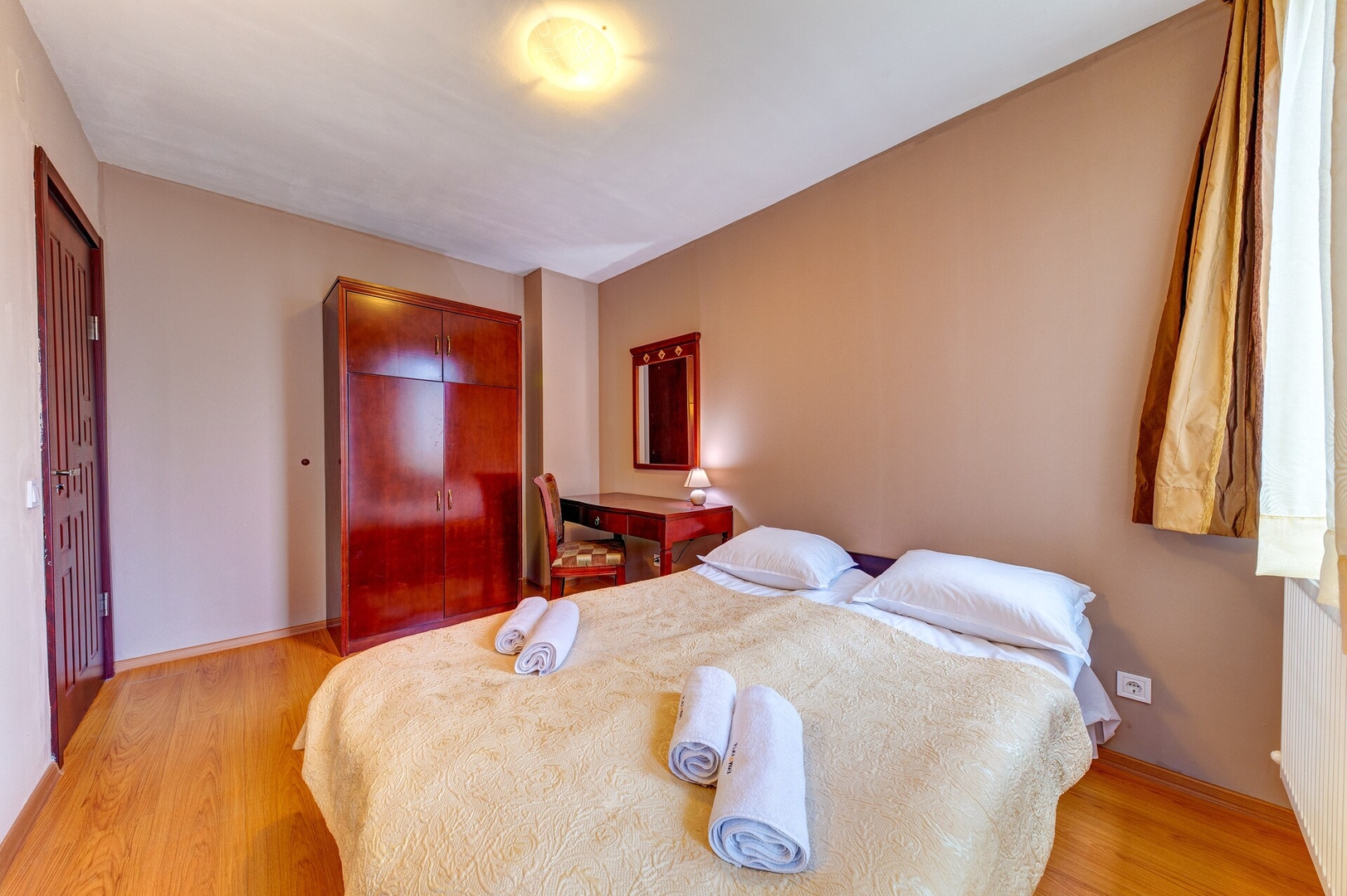 Colorful Retreat ~ 1BD next to the slopes 10 Flat Manager Booking