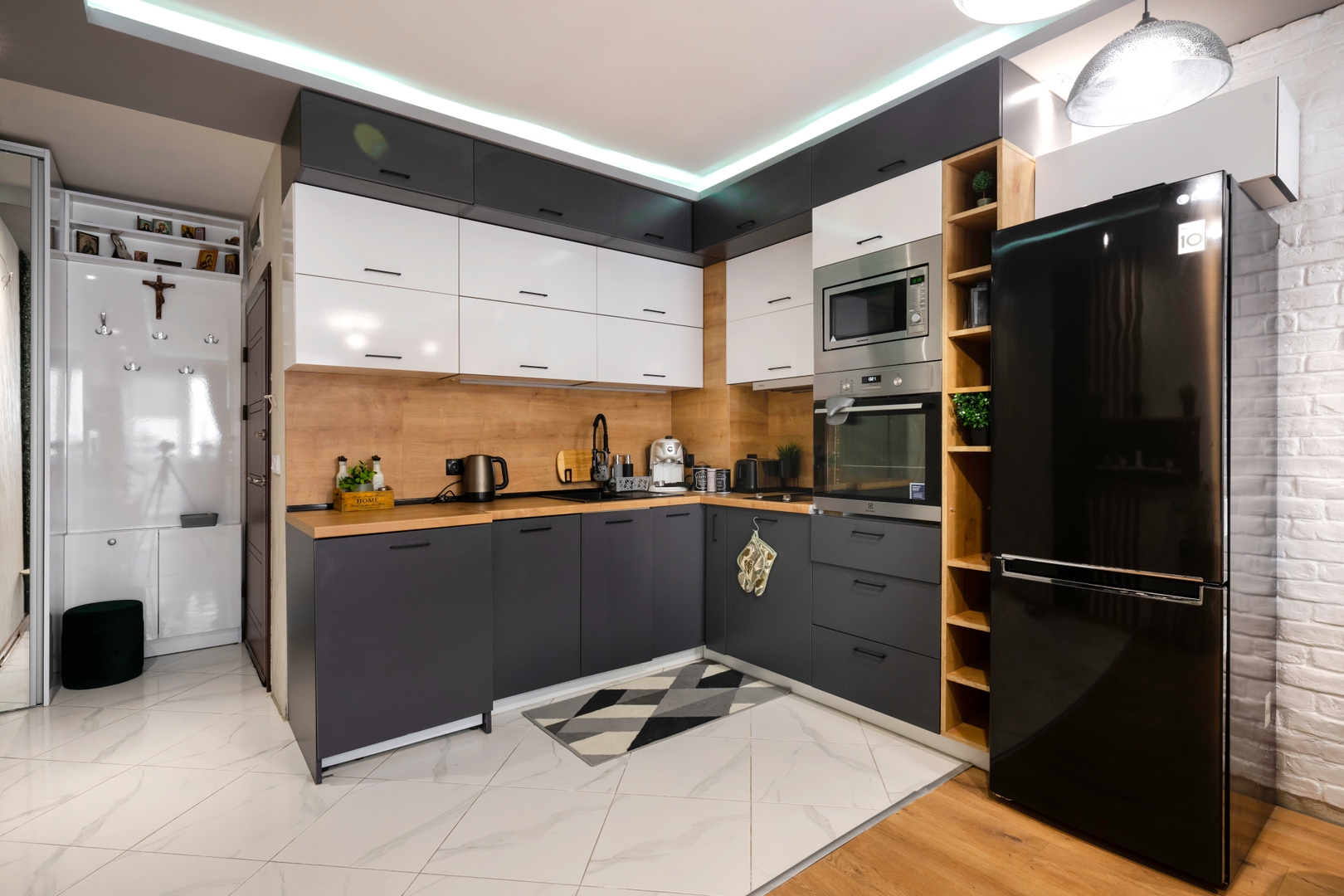 Feel Right at Home: Bright and Modern Apartment 5 Flat Manager Booking