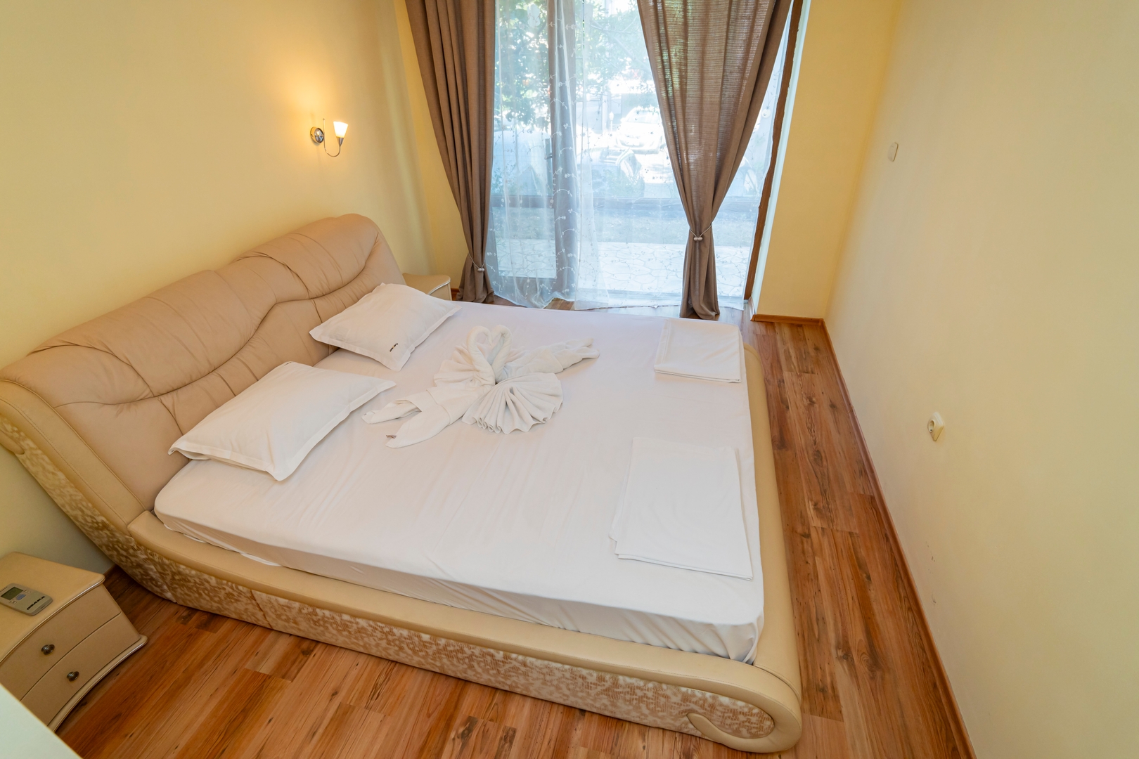 The Family Courtyard - LARGE 2BD Apartment 1 Flat Manager Booking