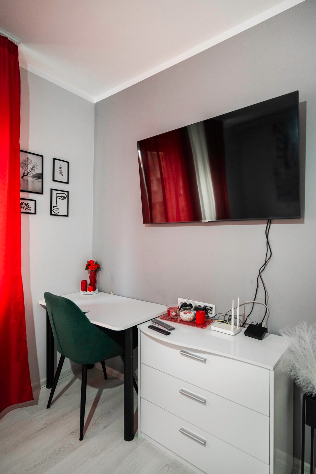 Feel Right at Home: Bright and Modern Apartment 10 Flat Manager Booking