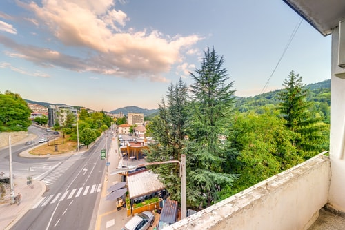 Bright retreat with Balcony & Mountain Views 3 Flat Manager Booking