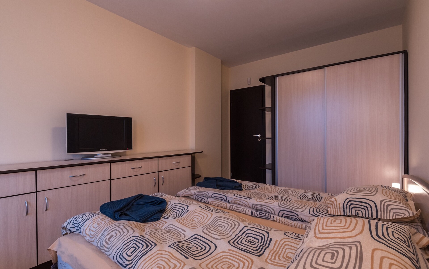 Charming, fully-furnished, 2-bedroom apartment. 5 Flat Manager Booking