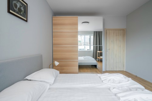 Modern and Central: 1BD Flat with Balcony 14 Flat Manager Booking