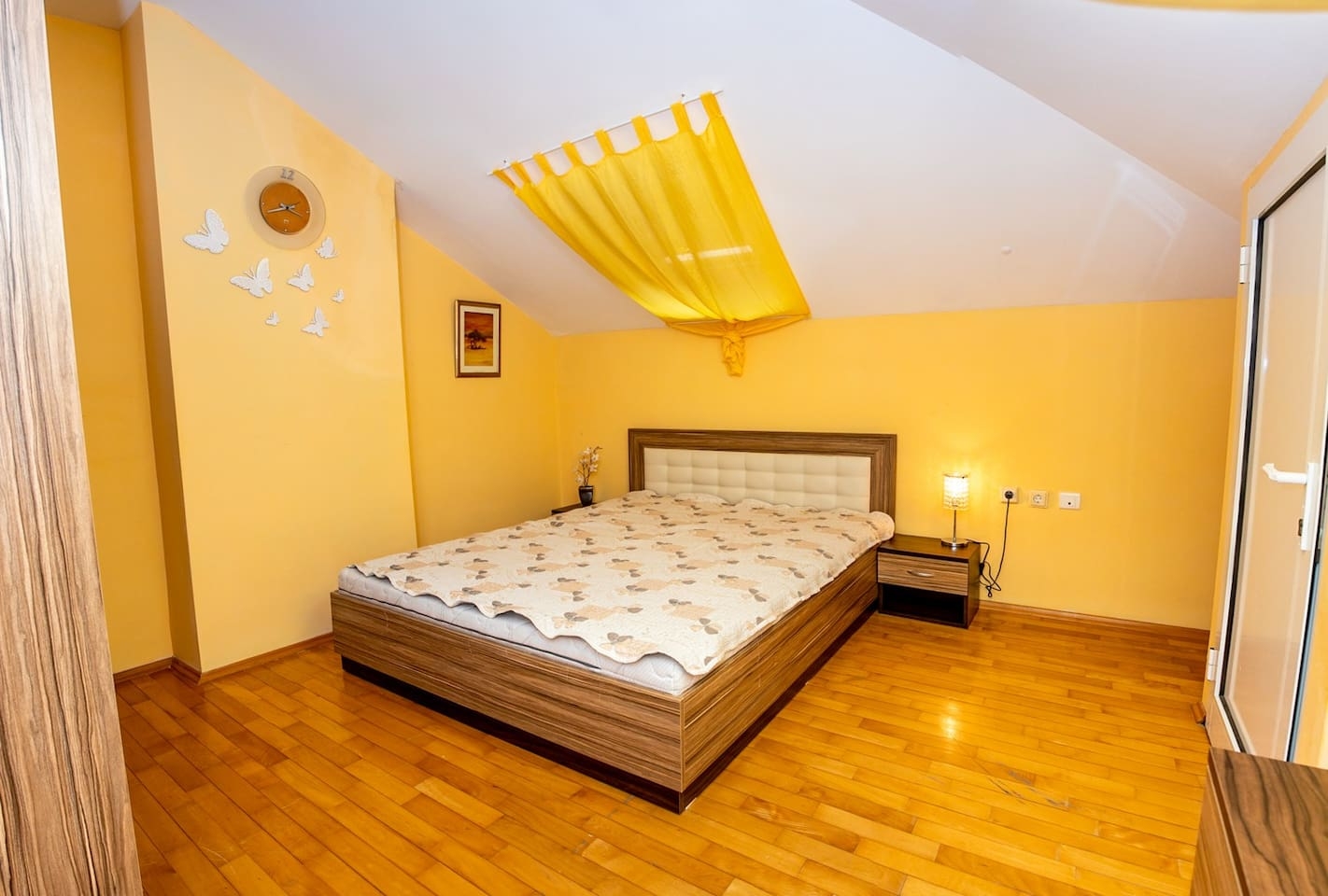 Spacious & Sunny Maisonette w/ Terrace near Centre 23 Flat Manager Booking
