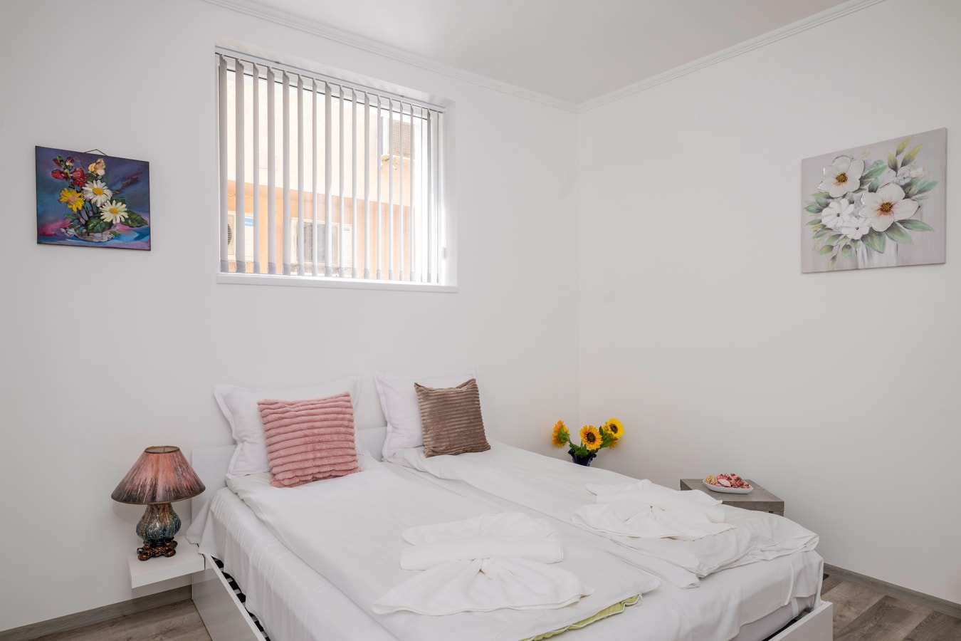 Central 1BD Next to Womens Market and Sofia's Gems 15 Flat Manager Booking