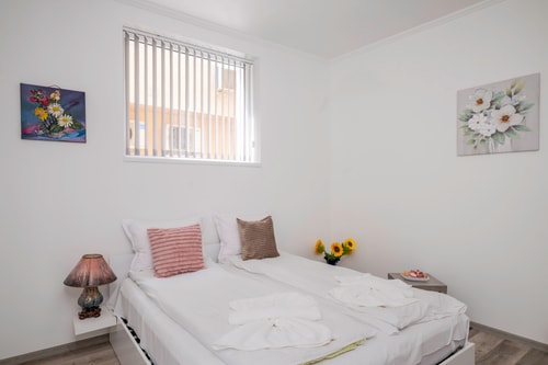 Central 1BD Next to Womens Market and Sofia's Gems 15 Flat Manager Booking