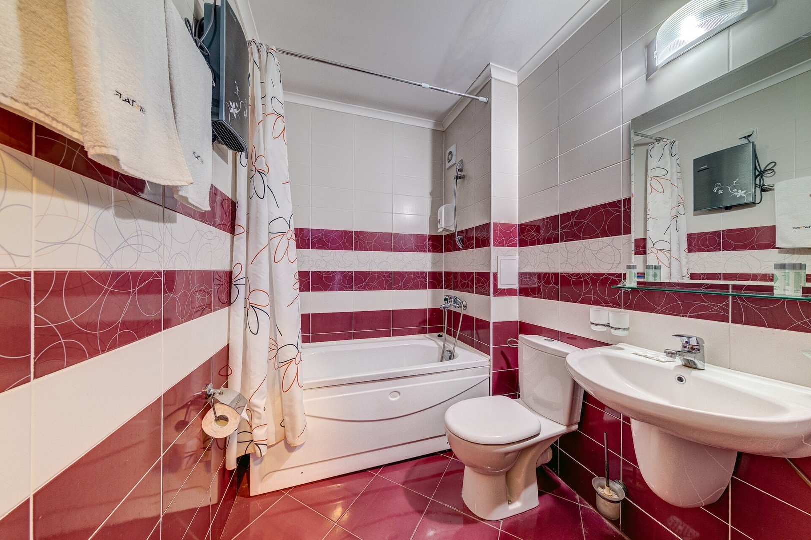 Colorful 2BD Apartment with Indoor Fireplace 10 Flat Manager Booking