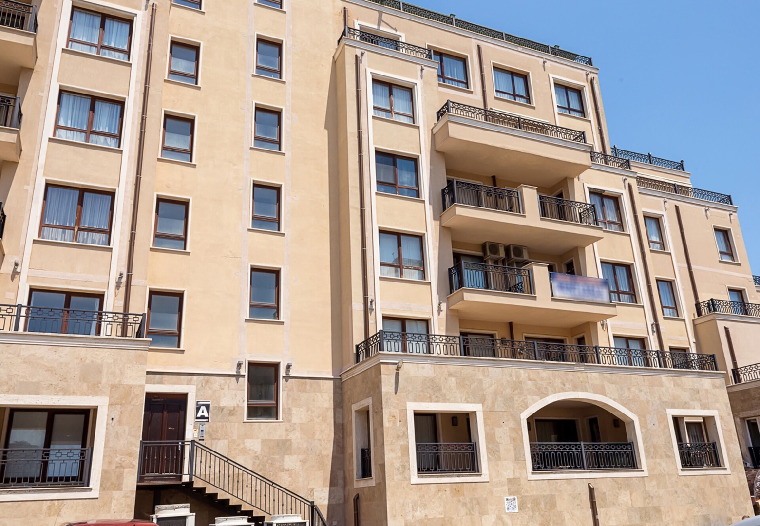 Beachfront Bliss-1BR Sea View Flat in Golden Sands 22 Flat Manager Booking