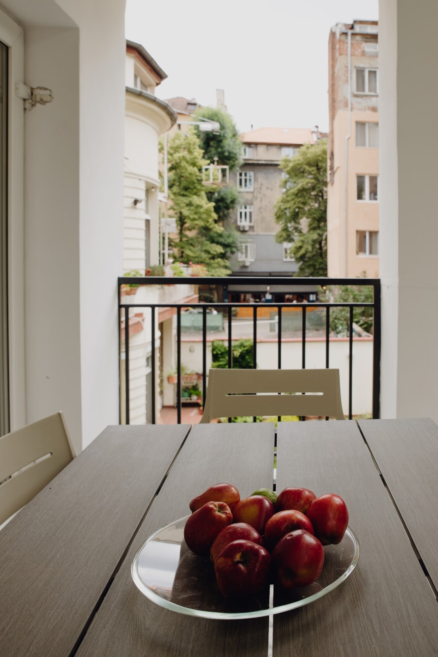 Radoslav Bacho Kiro 2BD · Elegant Escape: High Ceilings, Balcony & Piano 17 Flat Manager Booking