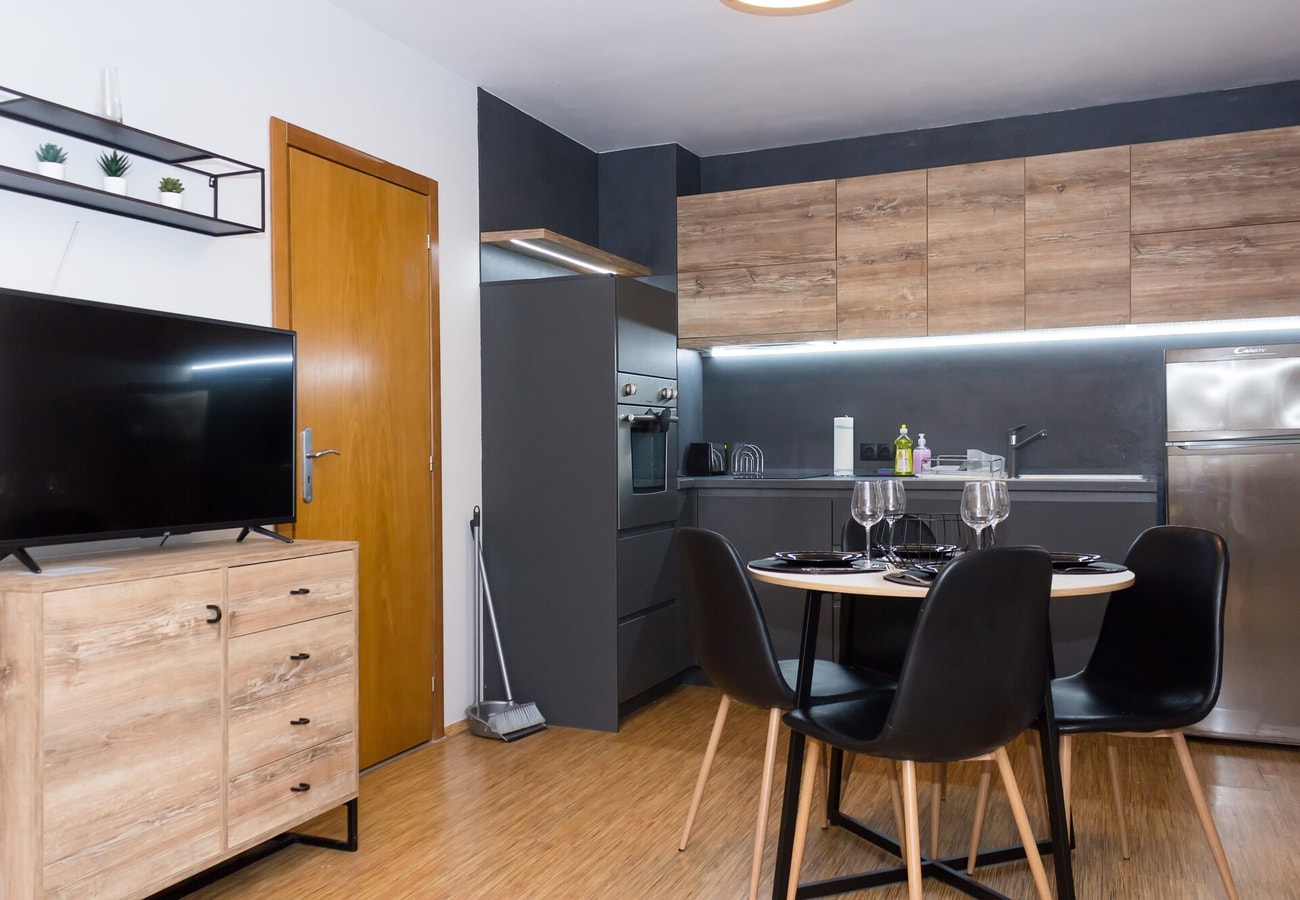 Modern Comfort in Central Varna with WorkSpace 6 Flat Manager Booking