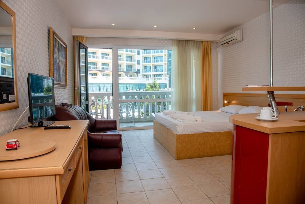 Private Studio at Central Sunny Beach with Balcony Flataway