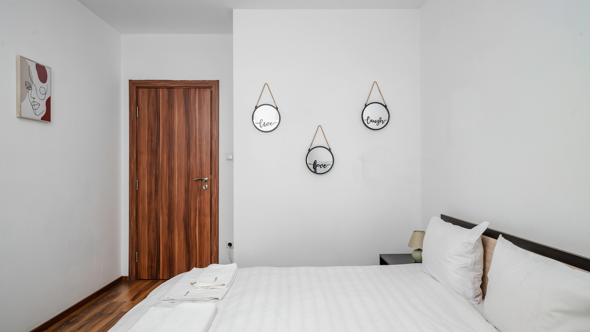Terra Vibes ~ Central 1BD with balcony 8 Flat Manager Booking
