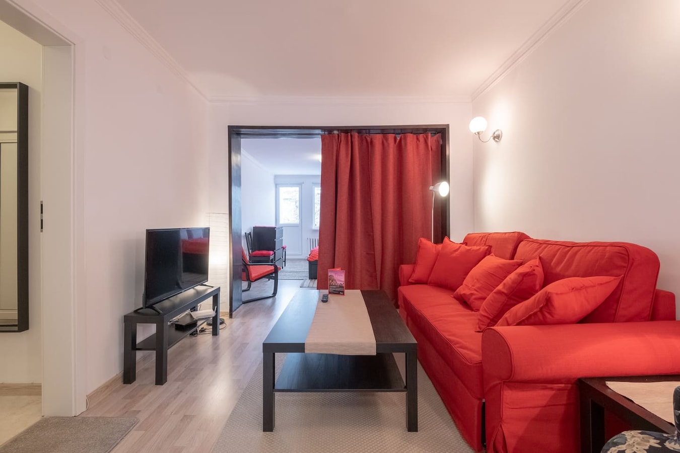 LZ - Spacious One Bedroom Apartment in Top Centre