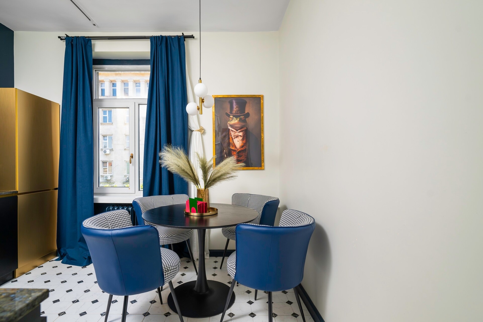 *Royal Retreat* - Your central designer spot 6 Flat Manager Booking