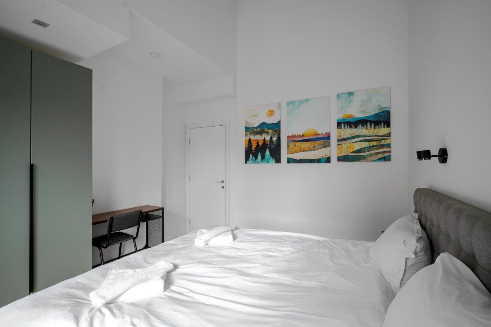 Luminous Central Retreat: Spacious 2BD Apartment 4 Flat Manager Booking