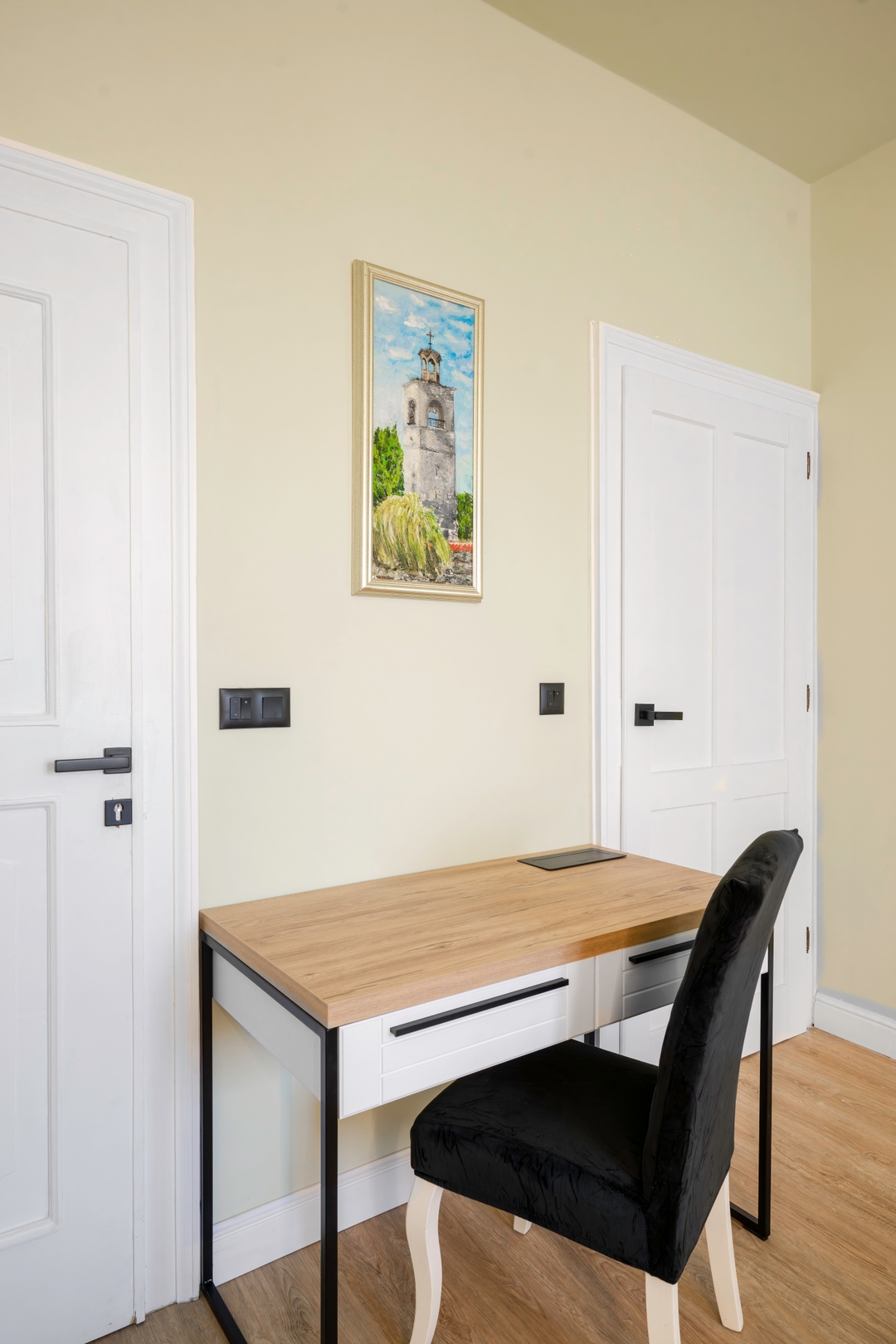 Urban Charm & Comfort: Chic 2BD in Prime Location 12 Flat Manager Booking