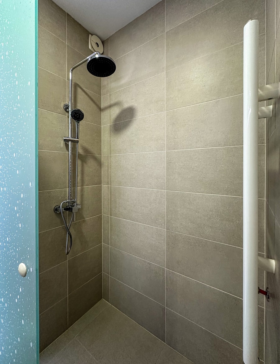 Nadya Ralevitsa 2 - 1BD · Quiet & Comfortable Urban Retreat 16 Flat Manager Booking