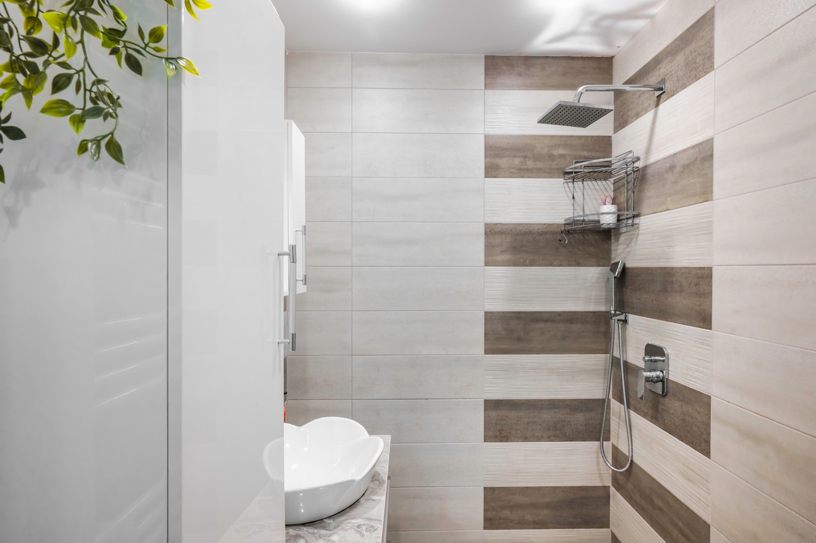 Feel Right at Home: Bright and Modern Apartment 12 Flat Manager Booking