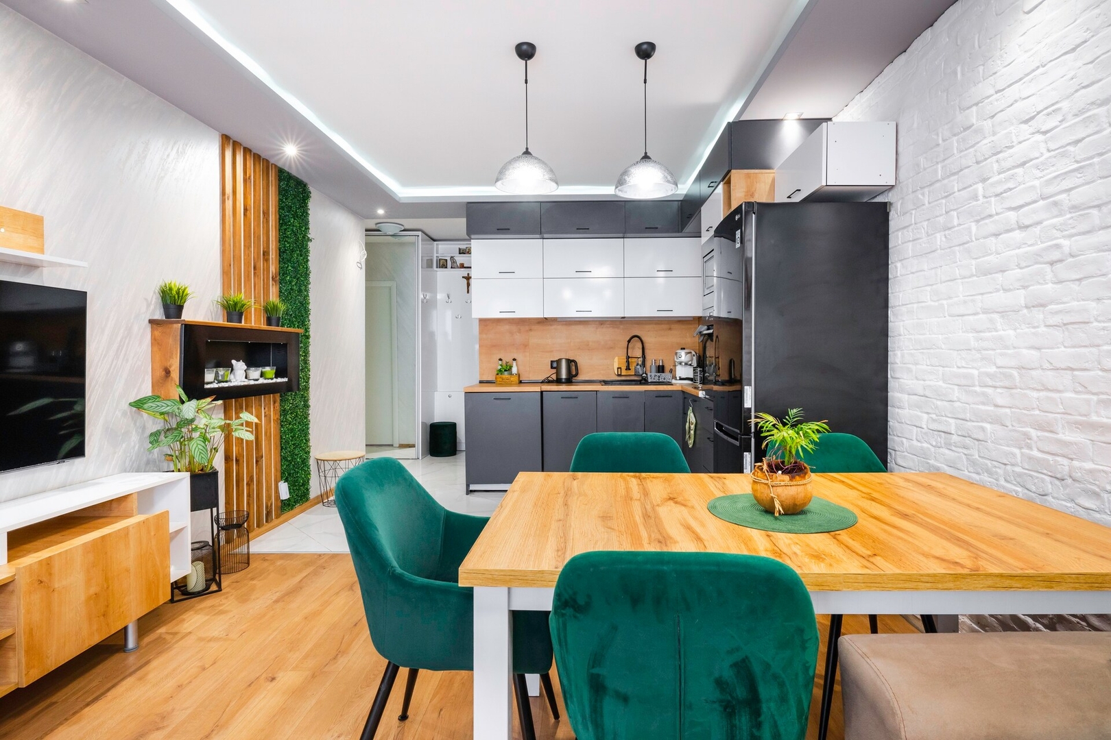 Feel Right at Home: Bright and Modern Apartment 7 Flat Manager Booking
