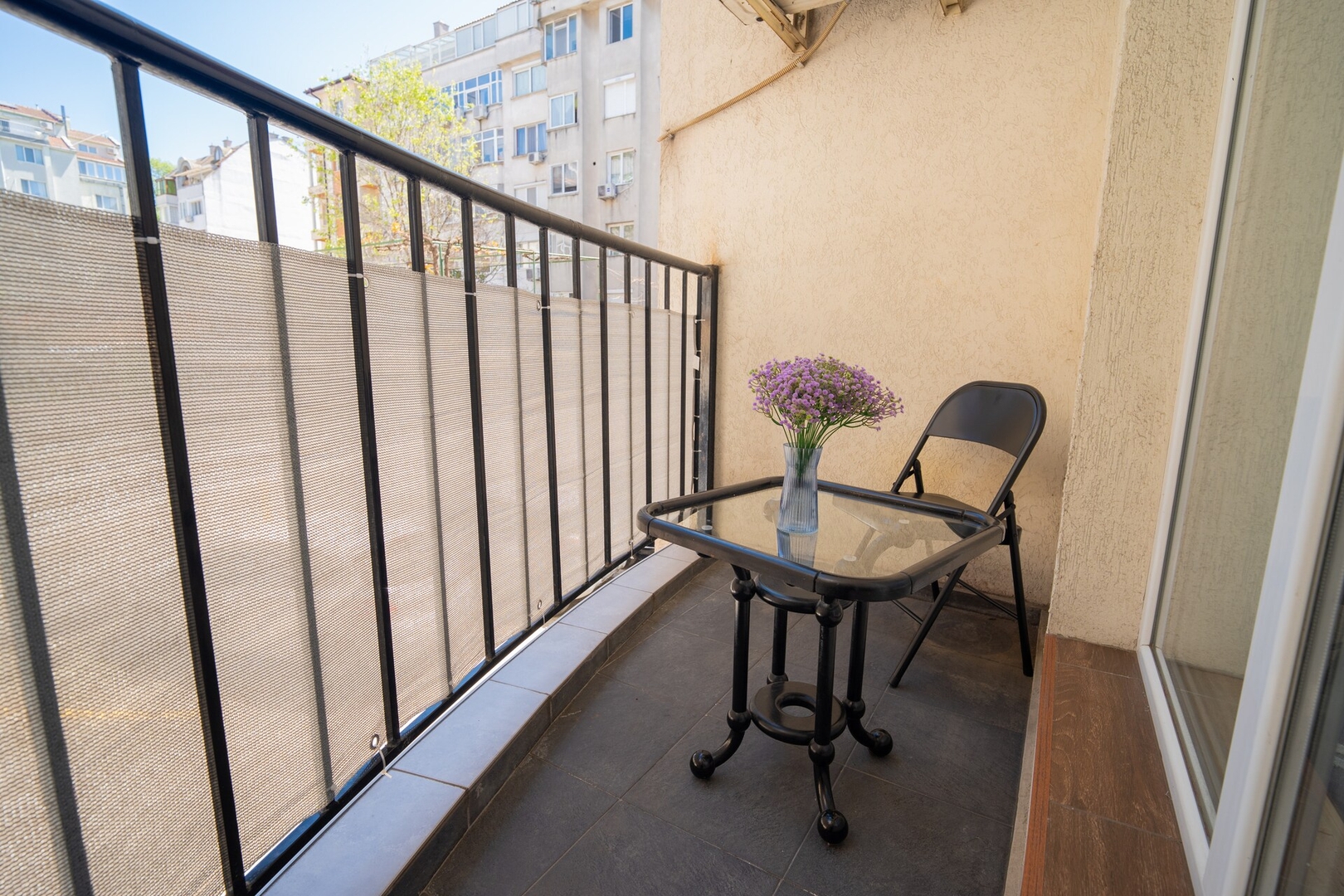 Spacious 2BD Apartment - Walk to City Center 7 Flat Manager Booking