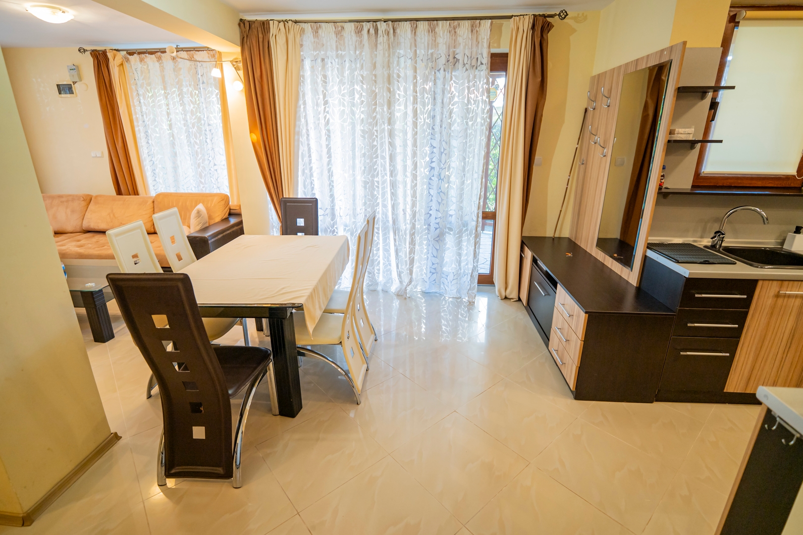 The Family Courtyard - LARGE 2BD Apartment 27 Flat Manager Booking