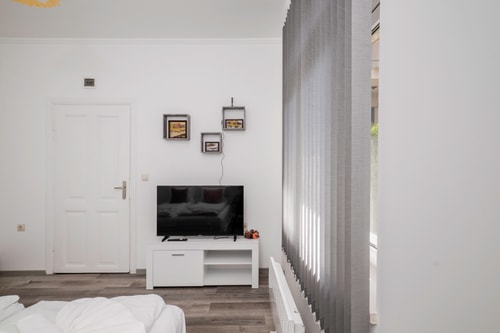 Central 1BD Next to Womens Market and Sofia's Gems 13 Flat Manager Booking