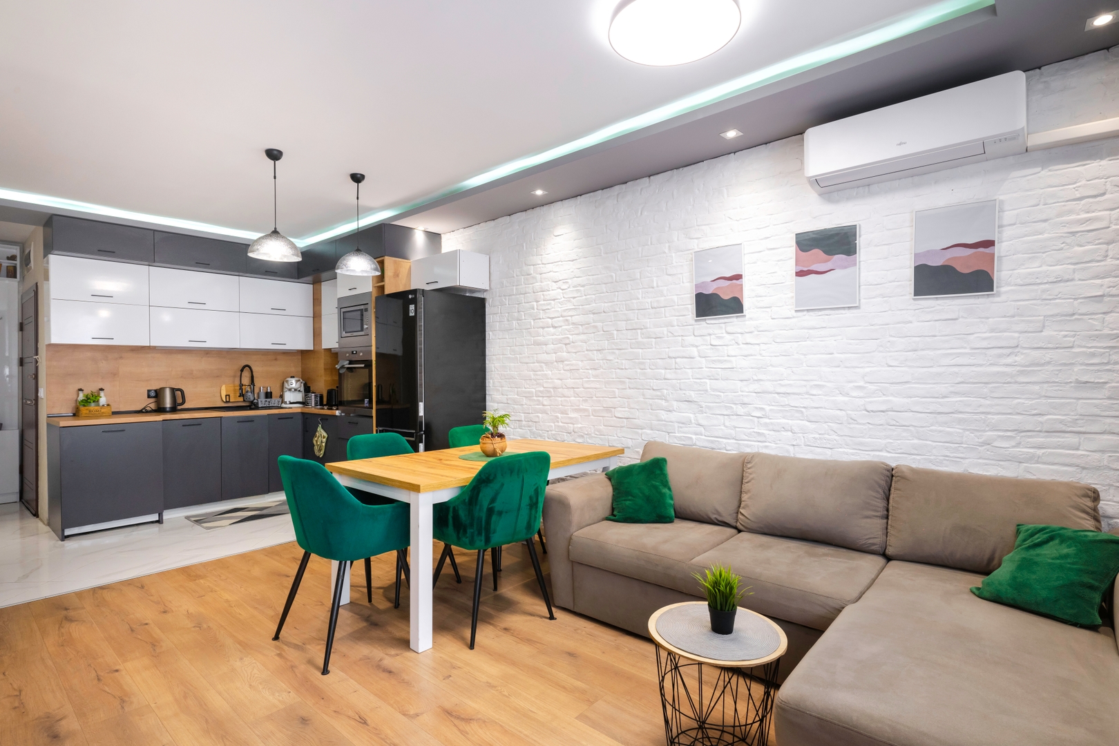 Feel Right at Home: Bright and Modern Apartment 1 Flat Manager Booking