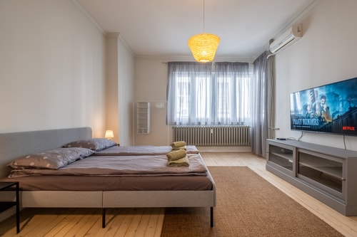 Spacious & Central 2BR with Terrace, Cozy & Modern 5 Flat Manager Booking