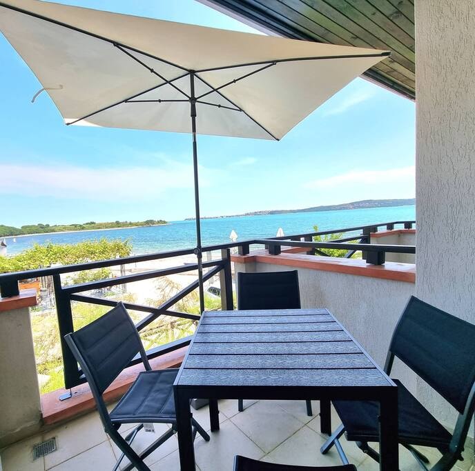 Cozy Bright 2BD Apartment with Sea View Flataway