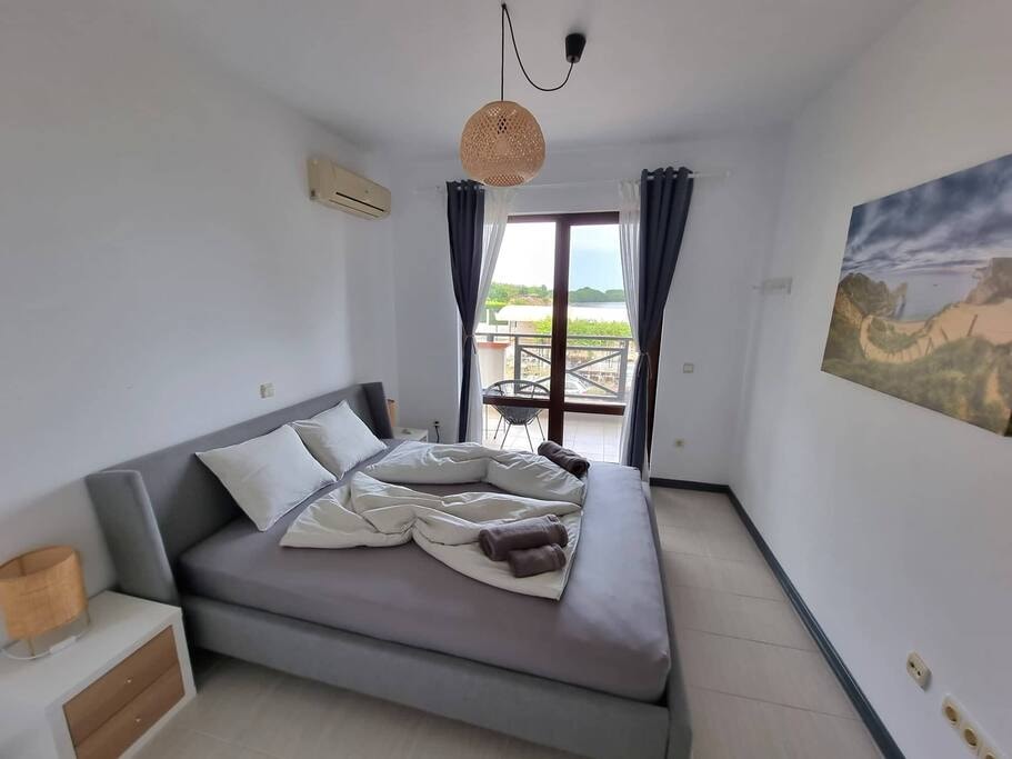 Cozy Bright 2BD Apartment with Sea View Flataway