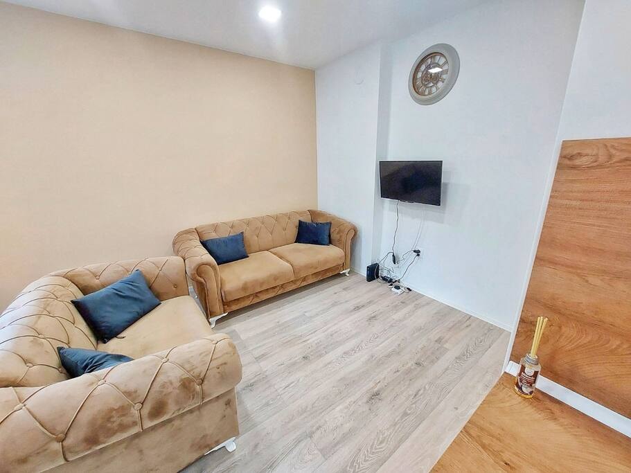 Spacious 2BD Apartment with a Nice Terrace Flataway