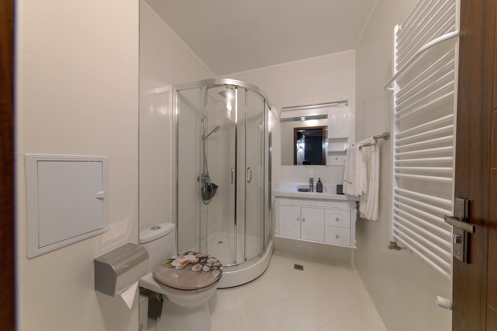 Luxury 2-bedroom apartment by Studenets Center 28 Flat Manager Booking