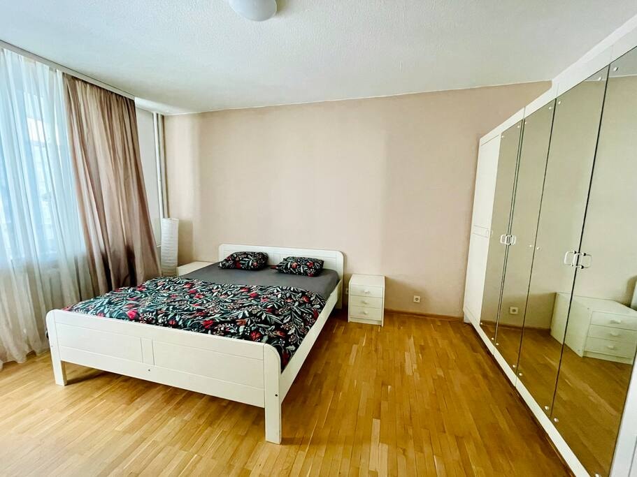 Spacious 2-BRD Flat by the Mall Flataway