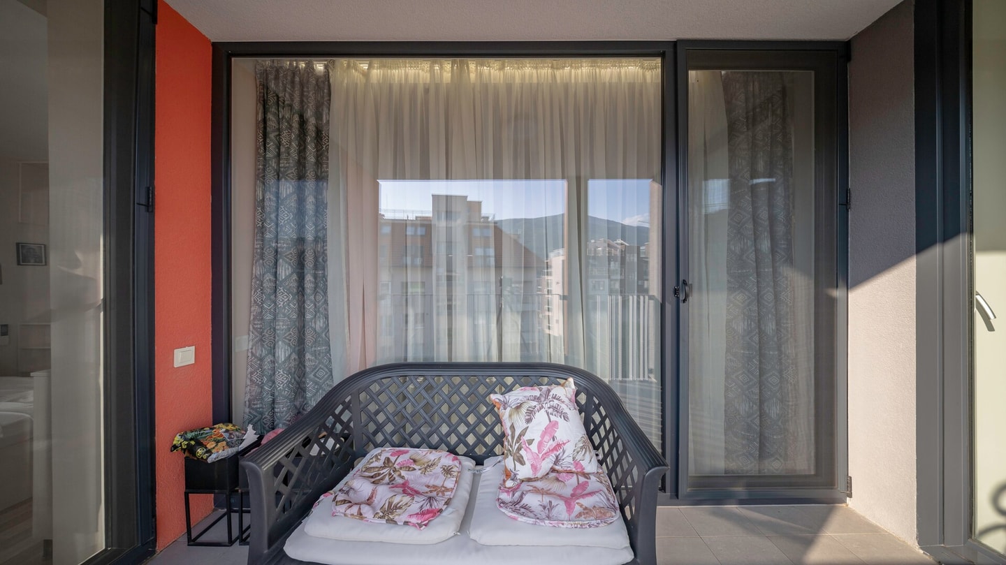 Nadya Ralevitsa 1BD · Modern & Spacious Stay with Free Parking 21 Flat Manager Booking