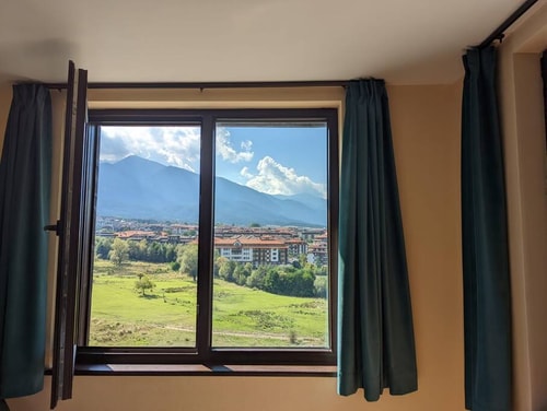 Stylish 2BD Apartment with Panoramic Mountain View 3 Flataway