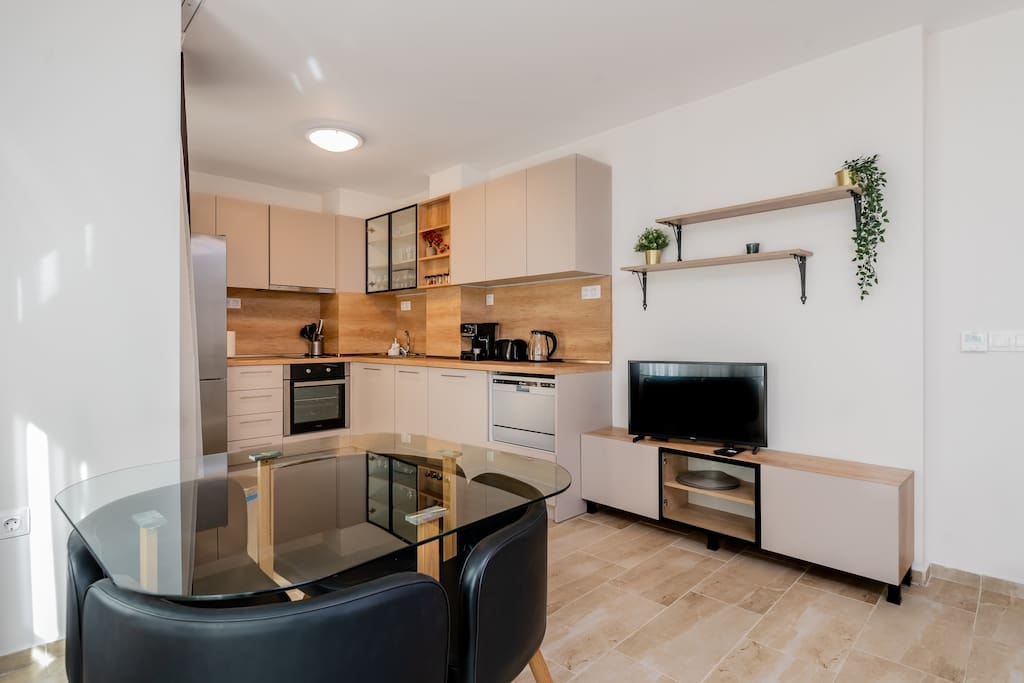 * Elegant & Stylish * 2BD Flat with Modern Furniture