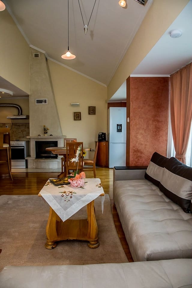 Spacious & Sunny Maisonette w/ Terrace near Centre 14 Flat Manager Booking