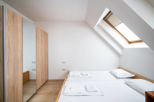 Spacious 2BD Flat with Secure Free Parking 10 Flat Manager Booking