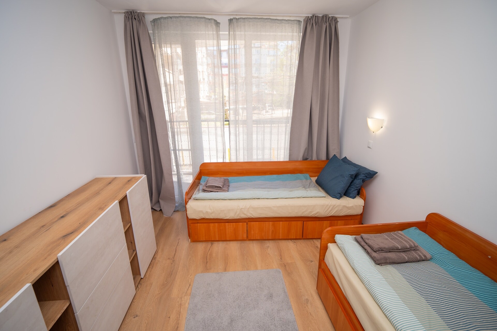 Spacious 2BD Apartment - Walk to City Center 27 Flat Manager Booking