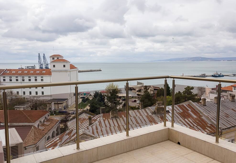 Seaview Haven: Elegant 2BD Flat in Balchik Flataway